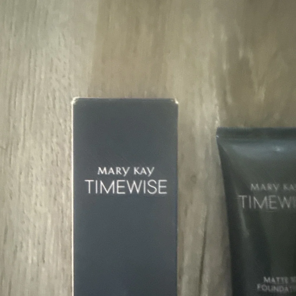 NIB Mary Kay Timewise Matte 3D Foundation Beige N 120